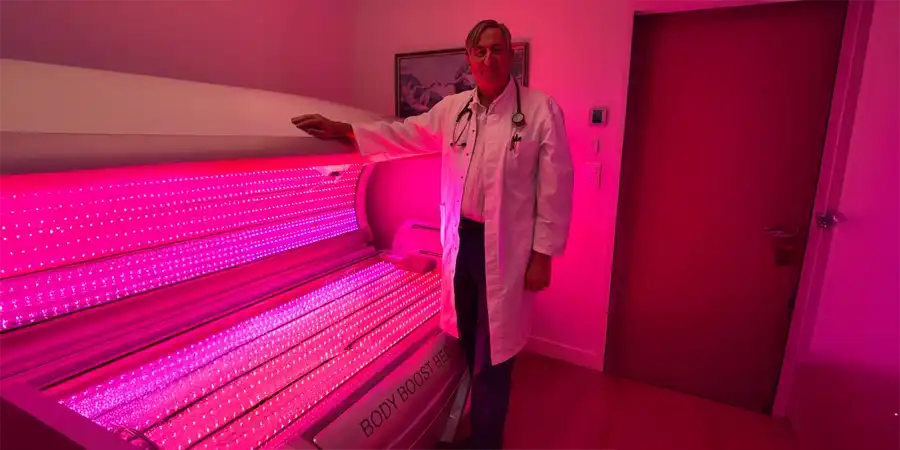 Docteur Pio François de Leuze et la cabine de photobiomodulation corps entier body boost bed